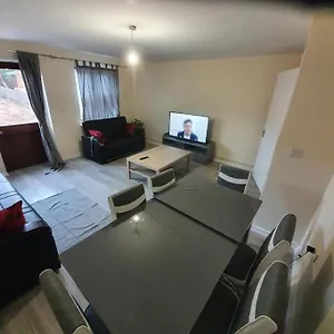 Holiday home Close To Central - 4 Bedroom House, 8 Beds, Sleepps 14, Free Parking, London